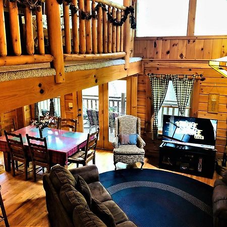 Bear Pleasures Cabin Villa Гетлинбург Екстериор снимка