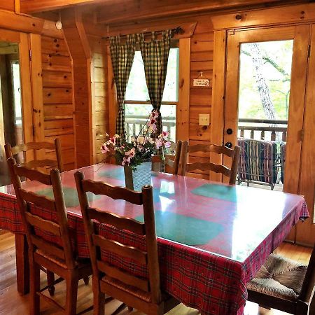 Bear Pleasures Cabin Villa Гетлинбург Екстериор снимка