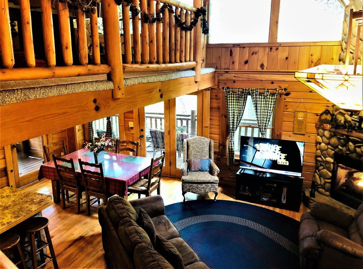Bear Pleasures Cabin Villa Гетлинбург Екстериор снимка